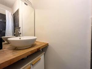 uma casa de banho com 2 lavatórios e um espelho em Suite Nairobi em Villeurbanne