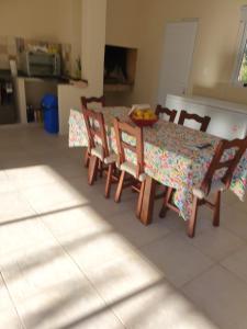- une table à manger avec des chaises et une corbeille de fruits dans l'établissement Cabaña Mis Montañas, à La Rioja