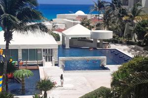 Bazén v ubytování Renovated Studio in Cancun Beach at the Hotel Zone nebo v jeho okolí