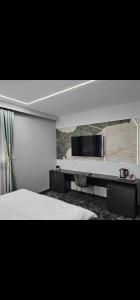 une chambre d'hôtel avec un lit et une télévision dans l'établissement Luxury Room 's, à Velika Kladuša