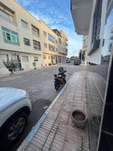una motocicleta estacionada al lado de una calle en سيدي رحال الشاطئ, en Sidi Rahal