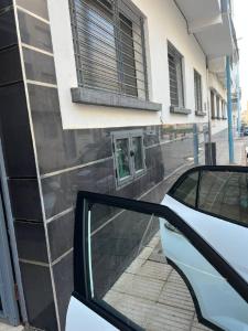 un coche blanco estacionado frente a un edificio en سيدي رحال الشاطئ, en Sidi Rahal
