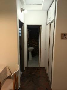 einen Flur, der zu einem Bad mit einem Waschbecken führt in der Unterkunft Casa Centro Bariloche in San Carlos de Bariloche