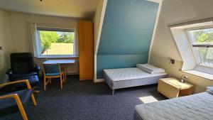 1 dormitorio con cama, escritorio y silla en Gudum Park, en Lemvig