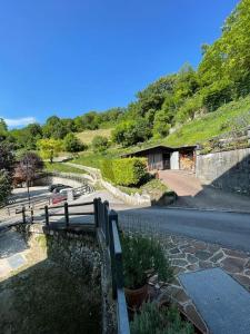 uma estrada com uma cerca no lado de uma colina em IL CIRMOLO 