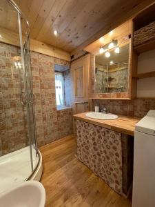 uma casa de banho com uma banheira, um lavatório e um chuveiro em IL CIRMOLO 