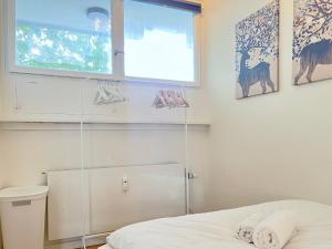 Pokój z łóżkiem i oknem w obiekcie One Bedroom Apartment In Valby, Langagervej 66, w Kopenhadze