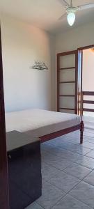 Ένα ή περισσότερα κρεβάτια σε δωμάτιο στο Ótima casa beira mar Itapoá - SC