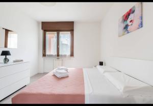 - une chambre blanche avec un lit et une fenêtre dans l'établissement House of Lake Garda, à Castelnuovo del Garda