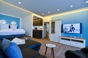 ein Hotelzimmer mit einem Bett und einem Wohnzimmer in der Unterkunft Strandhochhaus in Cuxhaven