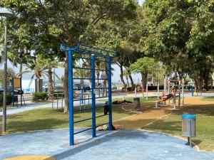 een speeltuin in een park waar mensen zitten bij Varadero Calma in Santa Pola