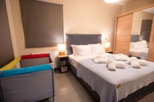 1 dormitorio con 1 cama con toallas en Luxury Apartment in Chalkida #1, en Chalkida