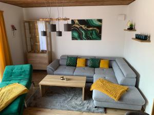 sala de estar con sofá y mesa en Apartmán B3 Hrabušice, en Hrabušice
