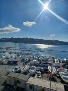 Un montón de barcos atracados en un puerto deportivo en el agua en 9 Admiralty House Stunning Luxury Apartment with free parking en Plymouth