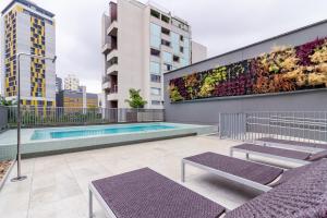 una piscina al lado de un edificio en Studio Hub Vila Madalena perto do metrô, en São Paulo