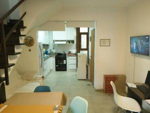 a kitchen with a table and chairs in a room at MdP, 2 dorm, 4 pers, 2 cuadras de la playa in Mar del Plata