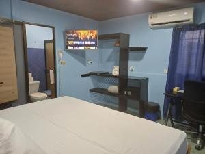 um quarto de hospital com uma cama e uma casa de banho em Pura Vida Aparment - Downtown La Fortuna em La Fortuna