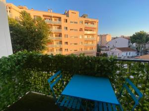 Bazén v ubytovaní Centre Ville Sainte maxime 100M plage et commerce a pied alebo v jeho blízkosti