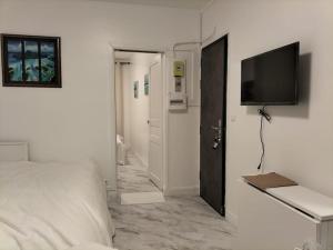 1 dormitorio con 1 cama y TV de pantalla plana en Paris tourist Apartment, France, en Stains