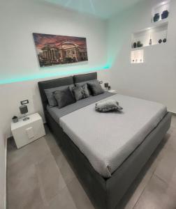 sypialnia z łóżkiem w pokoju z obrazem w obiekcie La casetta di salvuccio w mieście Palermo