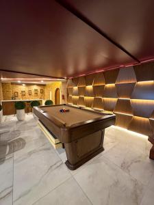 una sala de billar con una mesa de billar. en Grand Hotel Santa Ana en Cuenca
