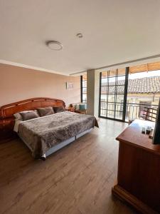 1 dormitorio con cama grande y ventana grande en Grand Hotel Santa Ana en Cuenca