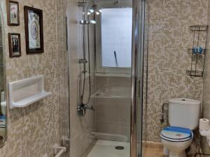 a bathroom with a shower and a toilet at Apartamento JMAP in Salou +32 photos