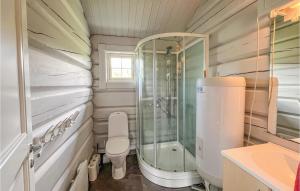 a small bathroom with a shower and a toilet at Stunning Home In Nord-torpa With Kitchen in Nord Torpa