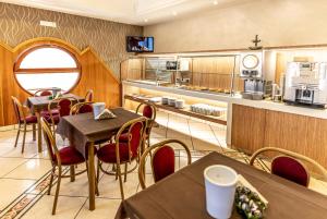 Kuchyň nebo kuchyňský kout v ubytování Hotel Smeraldo