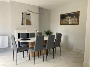 a dining room with a table and chairs at Highfield Home with free parkings, Surbiton, Kingston upon Thames, Surrey, Greater London , UK in Surbiton