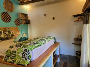 1 dormitorio con 1 cama en una habitación en Gili Matiki en Gili Air
