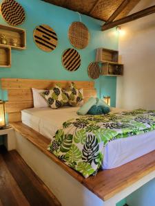 1 dormitorio con 1 cama con cabecero de madera en Gili Matiki en Gili Air