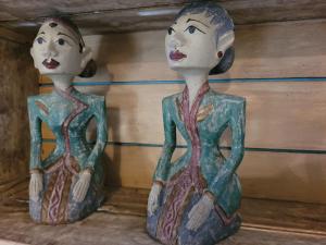 Due statue di una donna seduta l'una accanto all'altra. di Gili Matiki a Gili Air
