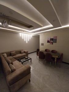 - un salon avec un canapé et une table dans l'établissement Khaled new home, au Caire