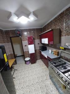 Il comprend une cuisine équipée d'une cuisinière et d'un comptoir. dans l'établissement Khaled new home, au Caire