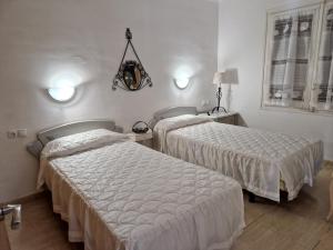 a bedroom with two beds and a mirror on the wall at Apartamento JMAP in Salou