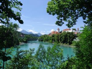 - une vue sur une rivière avec des montagnes en arrière-plan dans l'établissement Casa Patrizia, à Schwangau
