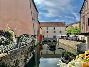 vista su un canale in una città con edifici di La Perle a Montargis