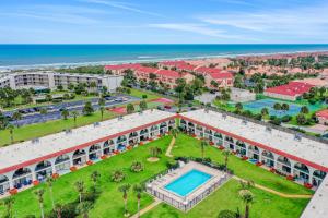 Πισίνα στο ή κοντά στο Ocean & pool-view condo with pool, patio, balcony & garage - walk to beach