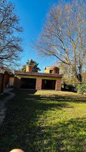 ein Haus in einem Hof mit einer Wiese in der Unterkunft Casa grande 5 pax San Antonio de Arredondo CORDOBA in San Antonio de Arredondo + 2 Fotos