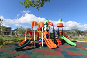 un parque infantil con tobogán y toboganes. en Hermosa Casa en Orilla del lago -Zona de villedos-, en San Cristóbal Zapotitlán