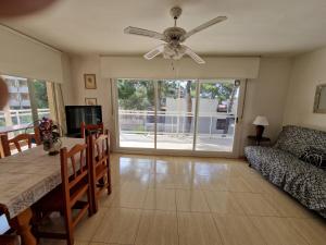 a living room with a table and a ceiling fan at Apartamento JMAP in Salou