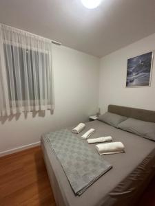 ein Schlafzimmer mit einem Bett mit zwei Handtüchern darauf in der Unterkunft Apartment Ivek in Mandre