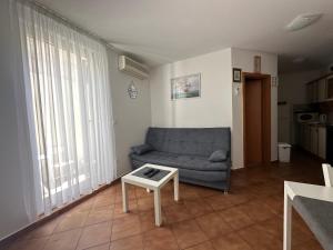 Ein Sitzbereich in der Unterkunft Apartment Ivek