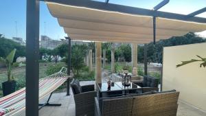 une terrasse couverte avec un hamac et un patio dans l'établissement APPARTAMENTI ALBANI, à Maglie