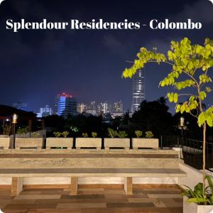 eine Parkbank mit Stadtblick in der Nacht in der Unterkunft Splendour Residencies Colombo in Colombo