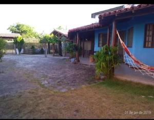 una casa azul con una cuerda pegada a ella en pousada residencial santos, en Nova Viçosa