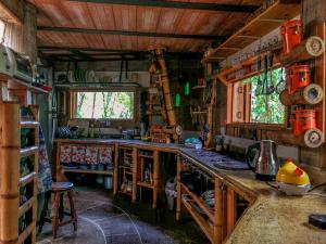 a kitchen with a counter top in a room at Kasaguadua - RESERVA NATURAL in Salento