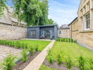 a contemporary extension to a house in a garden at Number 29 in Alnwick