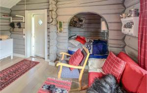 Stunning Home In Nord-torpa With Kitchen في Nord Torpa: غرفة بسرير واريكة في بيت